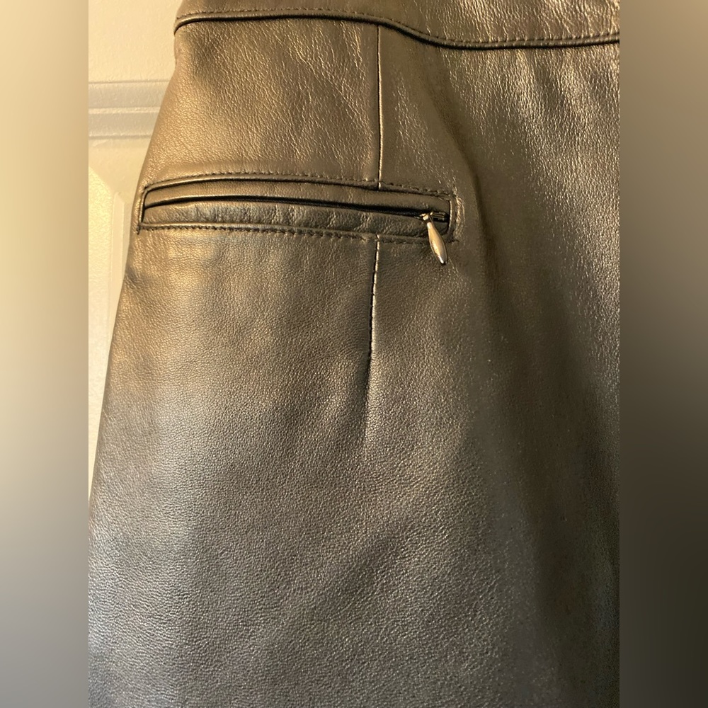 Black leather pencil skirt 28” waste & 25” long. Genuine leather. Sz 4 - Picture 5 of 11